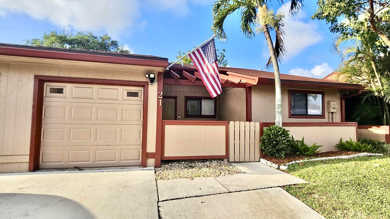 21 Farnworth Dr in Boynton Beach, FL - Building Photo