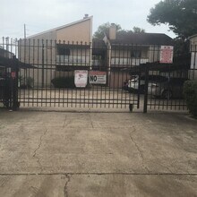 10203 Forum Park Dr in Houston, TX - Building Photo - Building Photo