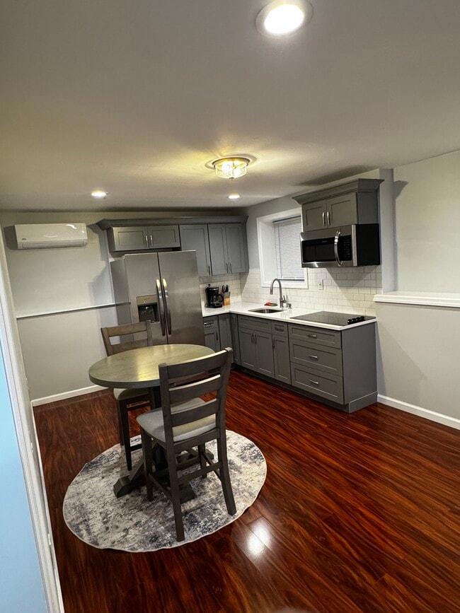 155 Breakneck Rd, Unit Basement Apartment