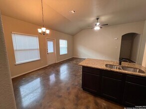 228 Ragsdale Way, Unit 579-4 in New Braunfels, TX - Foto de edificio - Building Photo