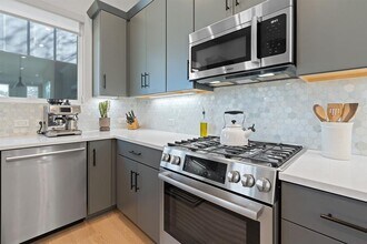 621 W Crestland Dr in Austin, TX - Foto de edificio - Building Photo