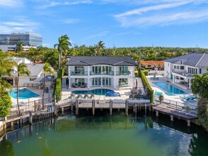 3251 NE 164th St in North Miami Beach, FL - Foto de edificio - Building Photo