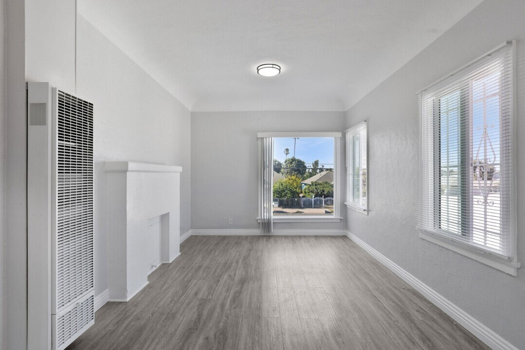 531 1/2 W 54th St in Los Angeles, CA - Building Photo