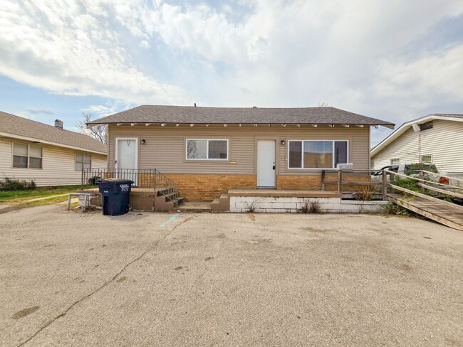 property at 810 N Kickapoo Ave