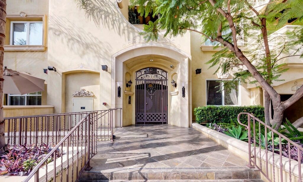 12044 Hoffman St, Unit 303 in Studio City, CA - Foto de edificio