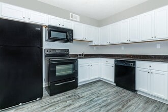 Courtyard Apartments in Opelika, AL - Building Photo - Building Photo