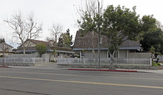 River Glen Townhomes in Costa Mesa, CA - Building Photo - Building Photo