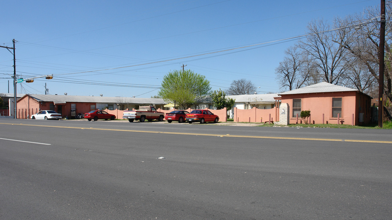 4600 E Cesar Chavez St in Austin, TX - Building Photo