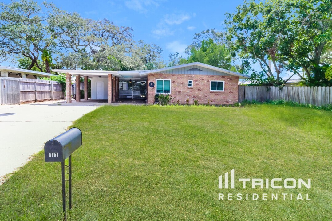 11 Ventura Dr in Dunedin, FL - Building Photo