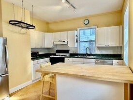 103 Belmont St, Unit #1 Apartamentos