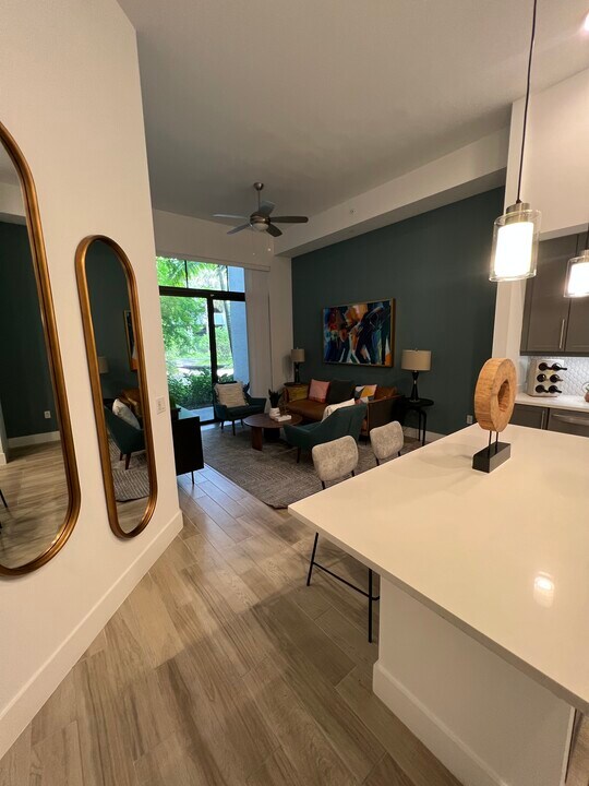 10075 NW 86th Ter in Doral, FL - Building Photo