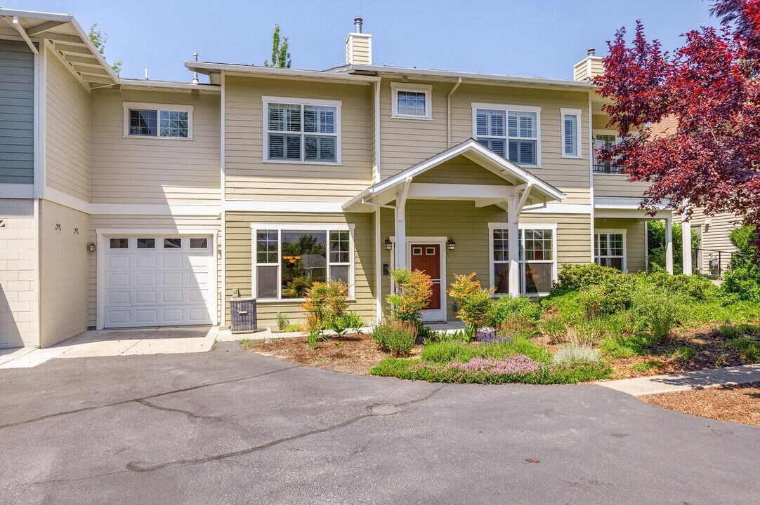 820 Satsuma Ct in Ashland, OR - Foto de edificio