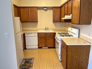 13000 E 11 Mile Rd in Warren, MI - Building Photo - Building Photo