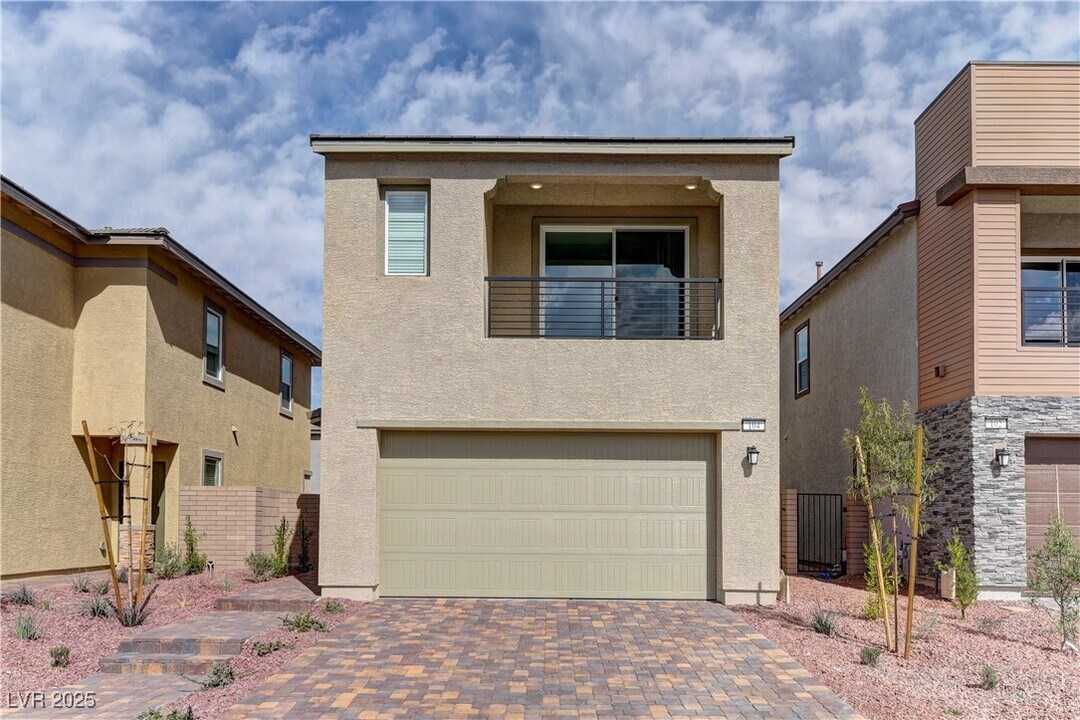 104 Chloe Chase Ave in Henderson, NV - Building Photo