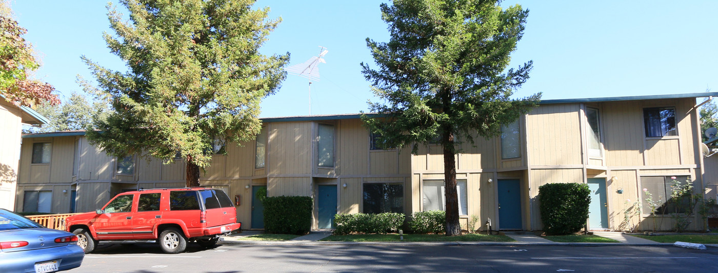 Rock Creek Townhomes in Auburn, CA - Building Photo