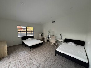 703 SW 100th Court Cir, Unit Bedroom A in Miami, FL - Building Photo - Building Photo