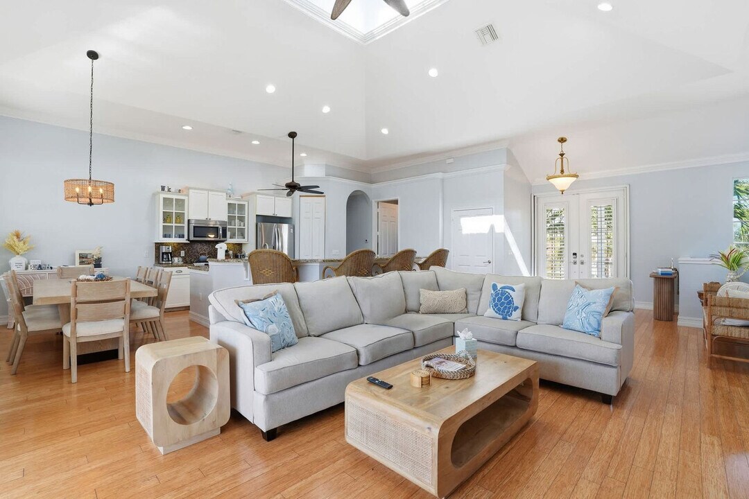 3011 Pine Tree Dr in Bonita Springs, FL - Building Photo