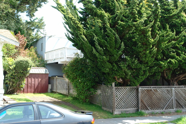 2439 Jefferson Ave in Berkeley, CA - Foto de edificio - Building Photo