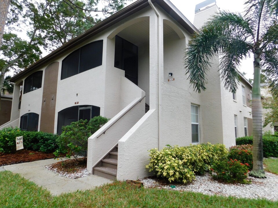 3017 Bonaventure Cir in Palm Harbor, FL - Building Photo