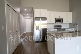 12039 Tetzel Ave in Port Charlotte, FL - Foto de edificio - Building Photo