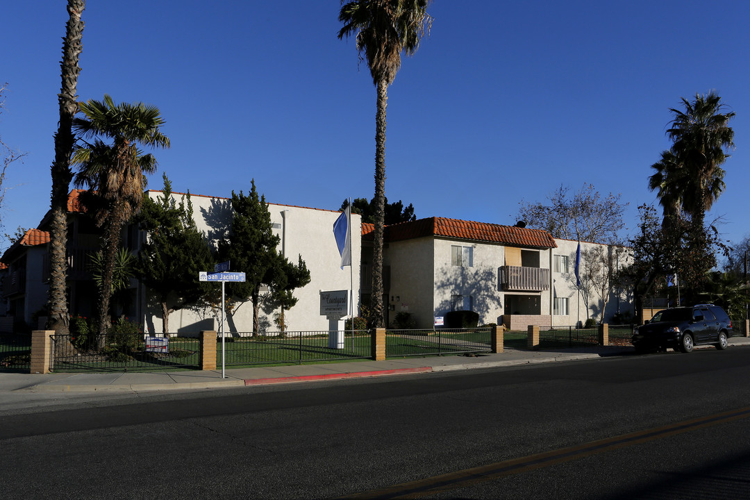 The Courtyard Apartments in Hemet, CA - Foto de edificio