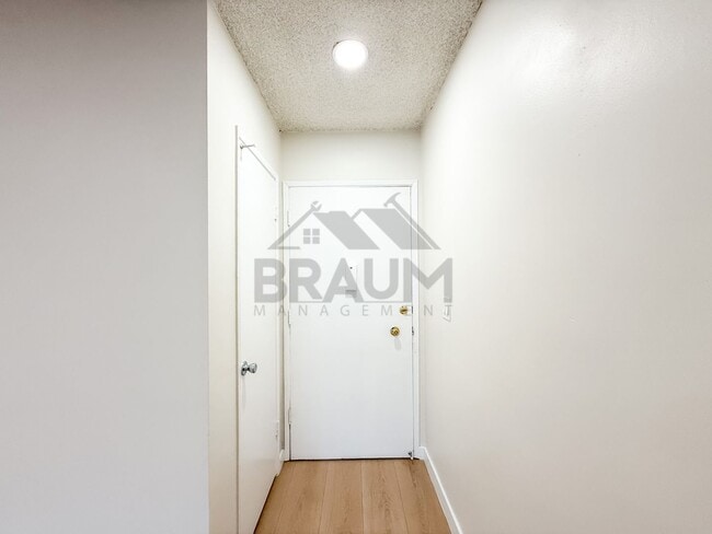 6041 Whitsett Ave in Los Angeles, CA - Building Photo - Building Photo