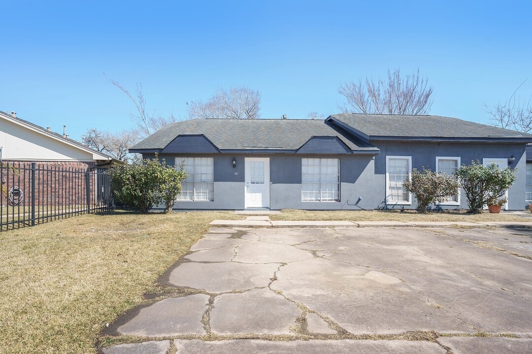 508 N Texas Ave in Webster, TX - Building Photo