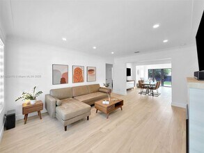 130 SW 25th Rd in Miami, FL - Foto de edificio - Building Photo
