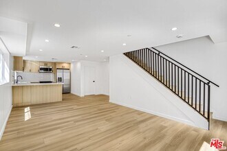 10826 Hesby St in Los Angeles, CA - Building Photo - Building Photo