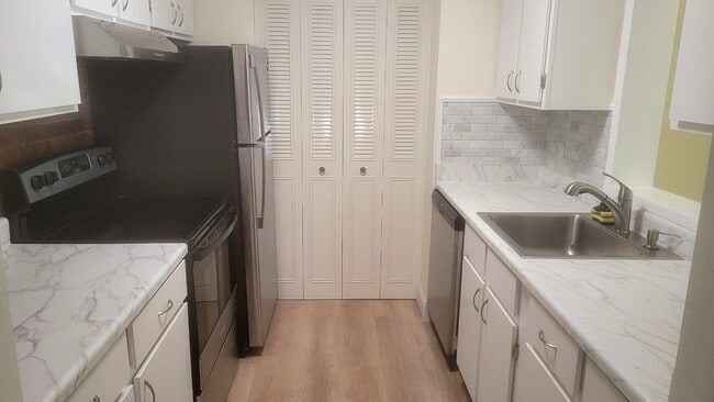 property at 25 Greentree Ln