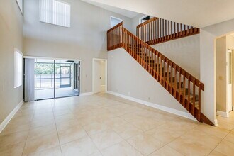 578 Lakeside Cir in Sunrise, FL - Foto de edificio - Building Photo