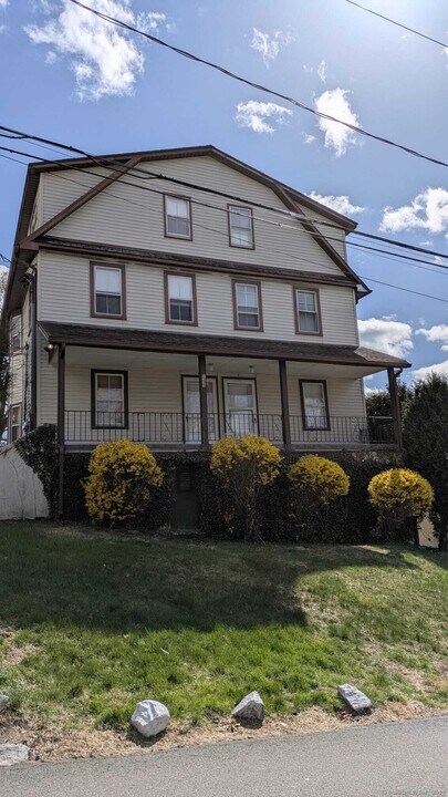 144 Pine St in Greenwich, CT - Building Photo
