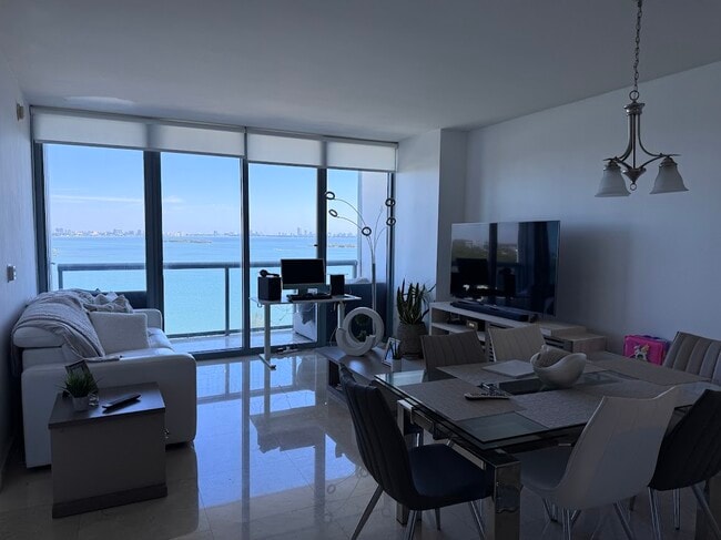 601 NE 36th St, Unit 1205 in Miami, FL - Foto de edificio - Building Photo