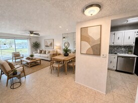 120 Lake Evelyn Dr in West Palm Beach, FL - Building Photo