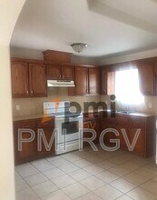 1105 S Palm Dr in Pharr, TX - Building Photo - Building Photo