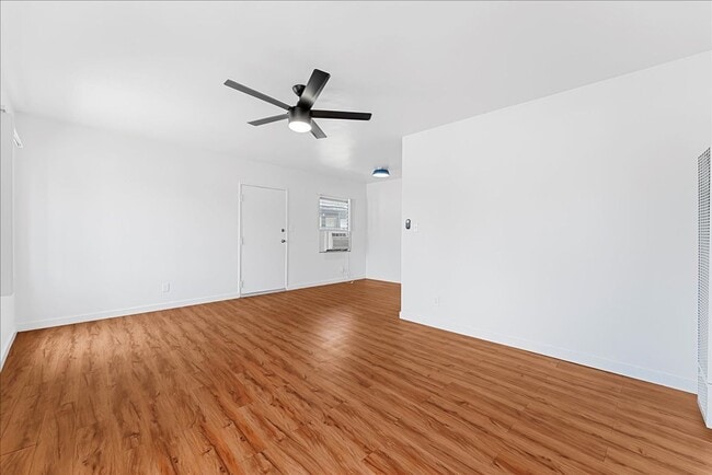 6110 Cahuenga Blvd in Los Angeles, CA - Building Photo - Building Photo