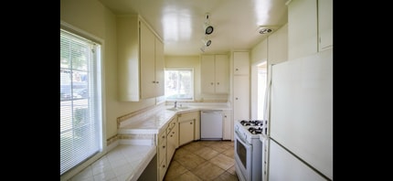 9966 Glencrest Cir in Burbank, CA - Building Photo - Building Photo