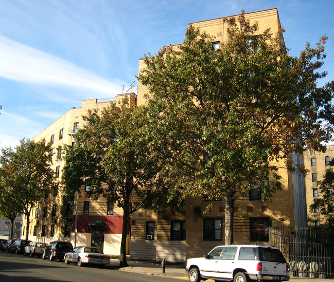 1495 Morris Ave in Bronx, NY - Foto de edificio - Building Photo