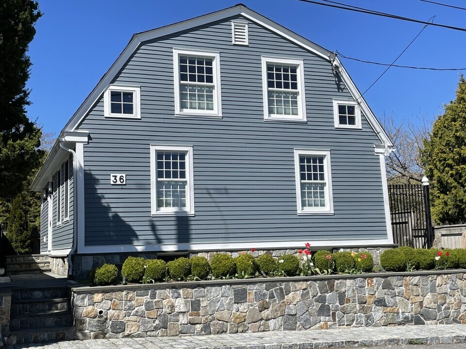 36 Orchard St in Stonington, CT - Building Photo