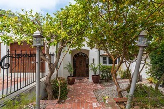 256 Vista Del Parque in Redondo Beach, CA - Building Photo - Building Photo