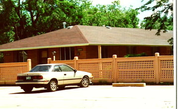 Wood Avenue Apartments in Colorado Springs, CO - Foto de edificio - Building Photo