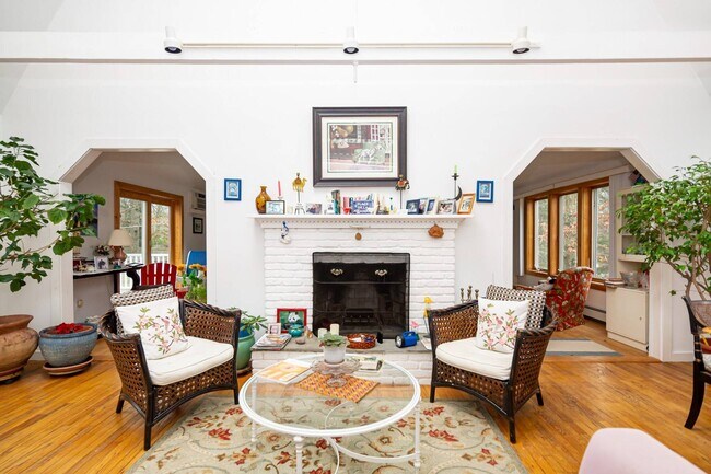 145 Pembroke Dr in East Hampton, NY - Building Photo - Building Photo