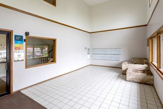 Pine Point Apartments in Coon Rapids, MN - Foto de edificio - Interior Photo
