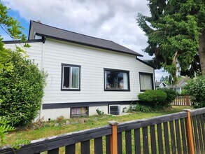 1746 4th St in Bremerton, WA - Building Photo - Building Photo