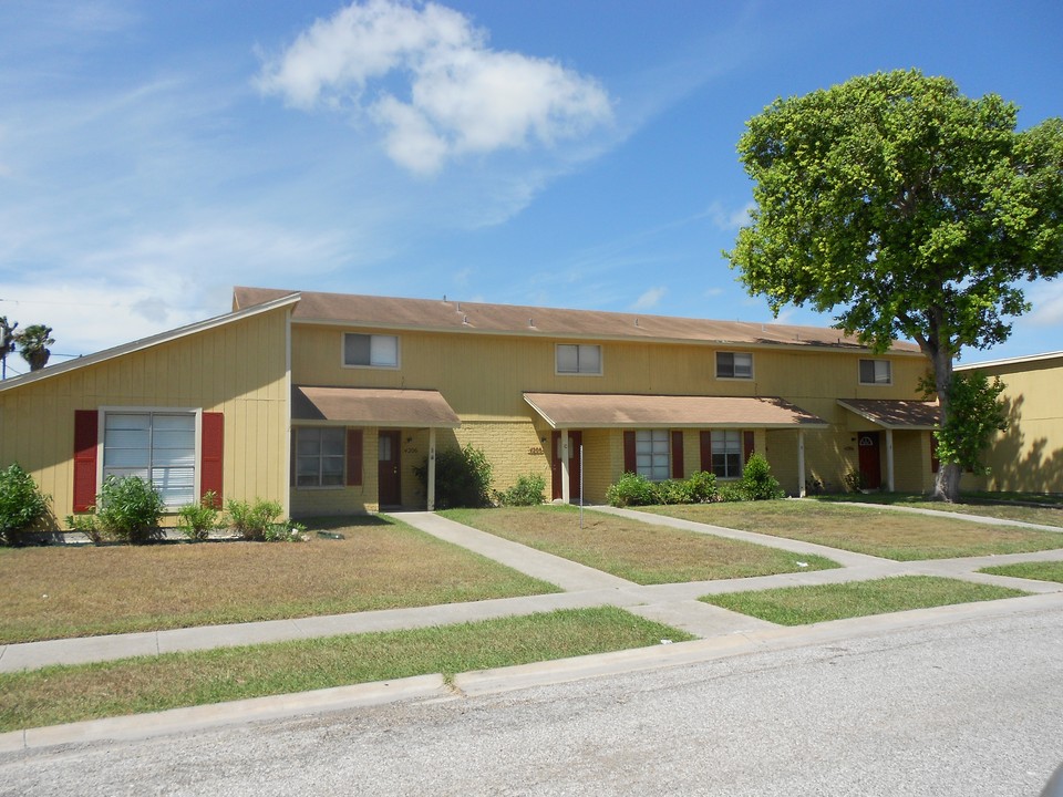 4206 Walnut Hills Dr in Corpus Christi, TX - Building Photo