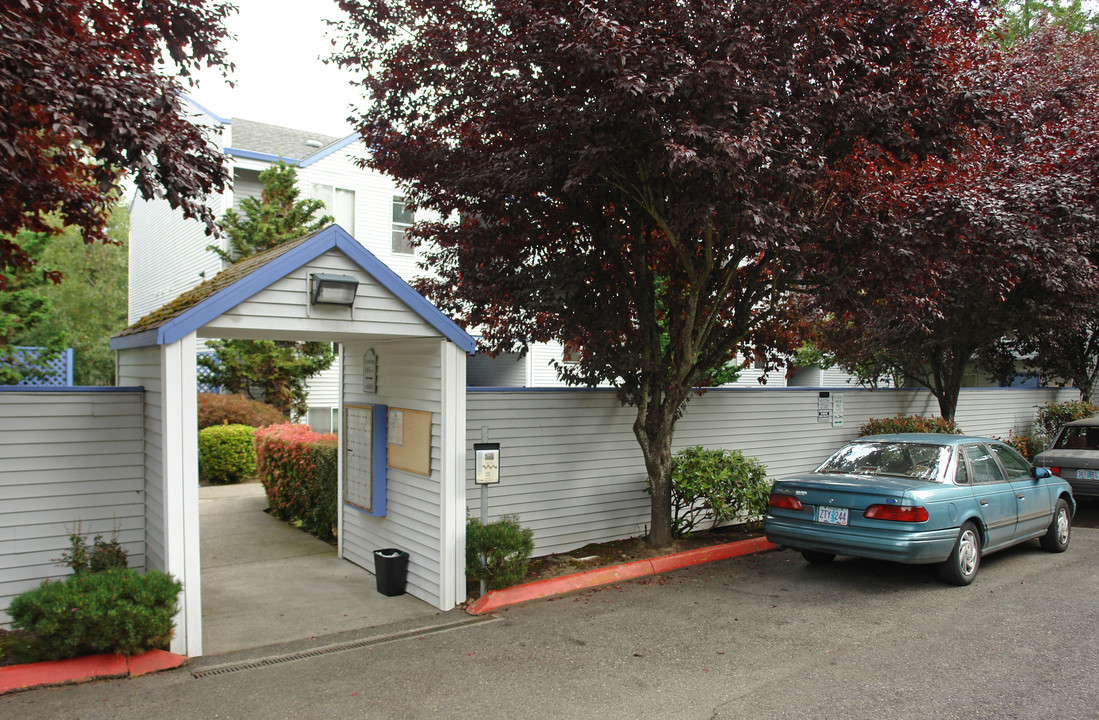 Raleigh Court in Portland, OR - Building Photo