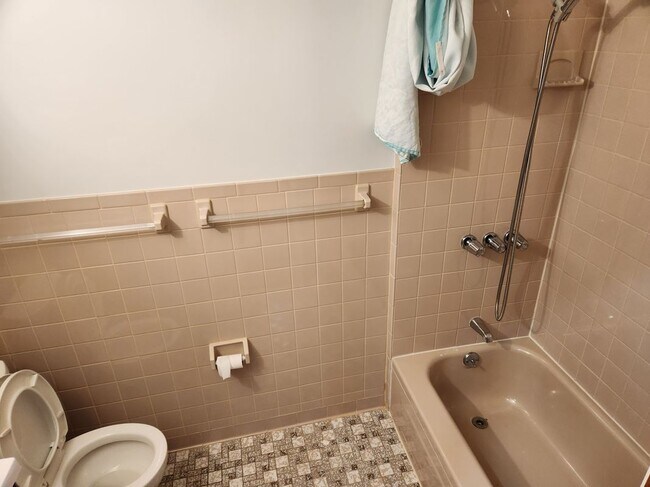 64-4 Metropolitan Ave in Queens, NY - Building Photo - Building Photo