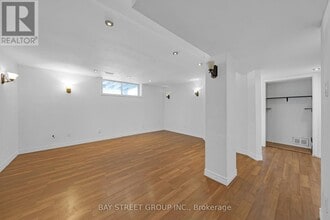 7 Kemano Rd in Aurora, ON - Building Photo - Building Photo