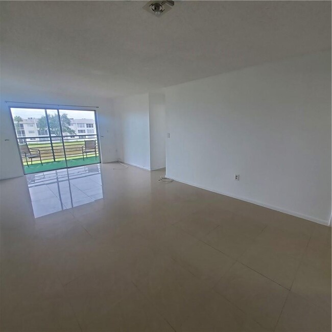 3110 N Pine Island Rd, Unit 302 in Sunrise, FL - Foto de edificio - Building Photo