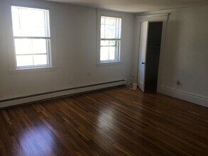 22 Sweetser St in Wakefield, MA - Foto de edificio - Building Photo